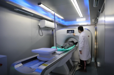 移動(dòng)CT車駛?cè)胛錆h科技大學(xué)醫(yī)院，科技助力復(fù)工復(fù)產(chǎn)體檢提速